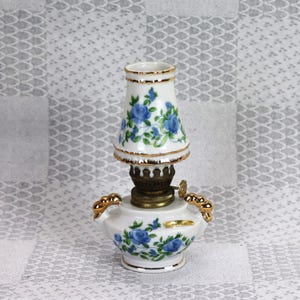 Vintage kerosene lamp - Antique porcelain kerosene lamp with blue rose pattern - Decorative lamp - Oil lamp - Small antique jewel