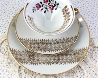 Conjunto de chá vintage em porcelana Mitterteich Bavaria, composto por xícara, pires e prato para bolo, com estampa de rosas e borda dourada. Item de colecionador alemão.