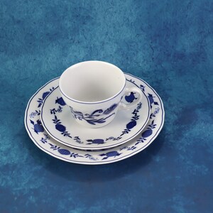 Vintage porcelain, coffee service, onion pattern, genuine cobalt, Wellco Krefeld, cups and saucers, cake plates, dishwasher safe image 5