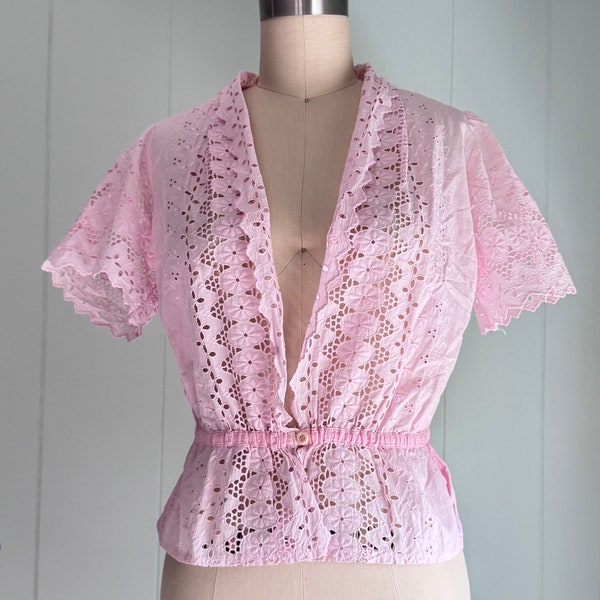 Vintage 50s 60s light baby pink cotton eyelet lace blouse top // short sleeve deep V neckline with button cottage prairie// size XS S