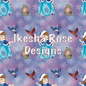 Puede incluir: Un patrón sin costuras que presenta a una princesa con un vestido azul y blanco con ribete de piel blanca, un conejo, pájaros y copos de nieve sobre un fondo morado y azul. El texto "Ikesha Rose Designs" está en el centro del patrón.