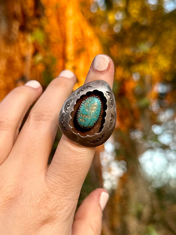 Shadow box oval turquoise vintage ring