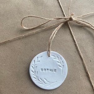 Gepersonaliseerde Clay Gift Tag - Kransontwerp