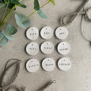 Etiqueta de nombre de boda de arcilla personalizada hecha a mano - Paquete de 10