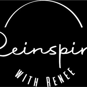 Op de afbeelding: Witte tekst op een zwarte achtergrond luidt "Reinspire with Renee" in een cursief lettertype. Het woord "Reinspire" is groter en boven de woorden "with Renee". Een witte boog bevindt zich boven het woord "Reinspire".