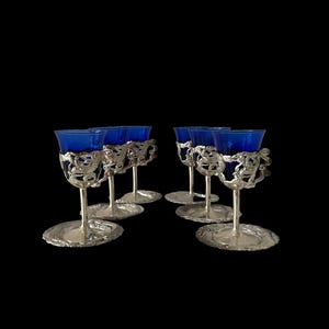 Vintage likeurglazen in verzilverde houders met dito onderzetters