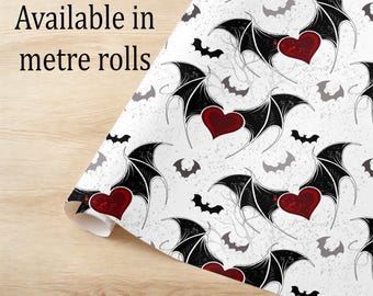 Papel de regalo con alas de murciélago blancas y negras y corazones rojos. Papel de regalo ecológico, grueso y de alta calidad. Perfecto para envolver regalos de San Valentín, cumpleaños y Navidad.