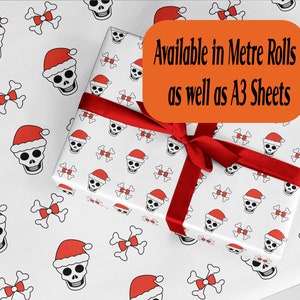 Carta da regalo natalizia. Design carino di cappelli di Babbo Natale con teschi. Carta da regalo A3 ecologica, spessa e di qualità. Perfetto per incartare i regali di Natale.