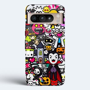 Puede incluir: Una funda de teléfono colorida con un diseño de dibujos animados con temática de Halloween. La funda está cubierta con varios personajes, incluyendo un vampiro, una bruja, una calabaza y una momia. El fondo es blanco con detalles en negro, rosa y amarillo.