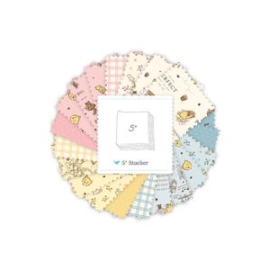 Puede incluir: Una pila circular de cuadrados de tela con patrones de Winnie the Pooh en tonos pastel rosa, amarillo y azul. La etiqueta central muestra un gráfico de cuadrados apilados con el texto 5" y 5" Stacker, indicando 12,7 cm de medida.