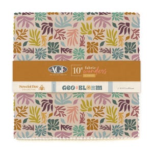 Puede incluir: Un conjunto de cuadrados de tela de 25 cm con un estampado floral en tonos rosa, verde, amarillo y morado sobre un fondo beige. La tela está etiquetada como "Geo Bloom" y "Wonders" con el texto "42 piezas".