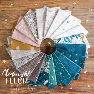 Puede incluir: Una colección de cuadrados de tela dispuestos en abanico circular, con varios estampados en tonos rosa, amarillo mostaza, gris, verde azulado y blanco, con el texto Midnight FLEUR BY Jessica Rose impreso en blanco en la parte inferior.