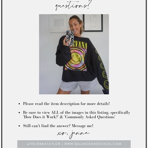 K&ouml;nnte beinhalten: Eine Frau tr&auml;gt ein schwarzes Sweatshirt mit einem gelben Smiley-Motiv und dem aufgedruckten Wort "Nirvana". Das Sweatshirt hat gelbe Smiley-Motive auf den &Auml;rmeln. Sie tr&auml;gt auch graue Shorts und eine Handyh&uuml;lle mit Zebra-Muster.