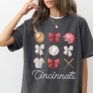 Camiseta de béisbol de Cincinnati con colores cómodos, camiseta de béisbol de Cincinnati, lazo de béisbol, lazo de Cincinnati, béisbol Coquette, fan de Cincinnati