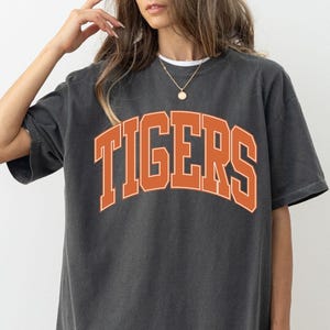 Camisa Tigers Comfort Colors, Camisa Game Day, Futebol Tigers, Carta Varsity, Camisa Vintage Tigers, Camisa de Basquete Tigers, Fã Tigers