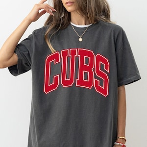 Camisa Cubs Comfort Colors, Camisa para o dia do jogo, Camisa Cubs, Letra do time principal, Camisa vintage Cubs, Mascote Cubs, Camisa retrô Cubs, Camisa de beisebol