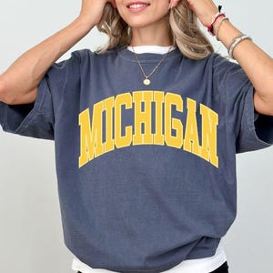 Camiseta Michigan Comfort Colors, camiseta para el día del partido, fútbol americano de Michigan, letra del equipo universitario, Michigan vintage, baloncesto de Michigan, regalo, talla extragrande