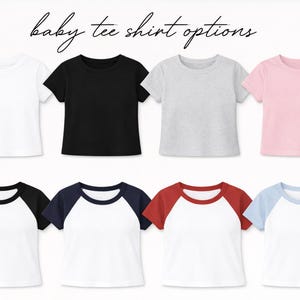 Puede incluir: Una selecci&oacute;n de opciones de camisetas para beb&eacute;s en varios colores. La imagen muestra ocho camisetas de manga corta. Los colores lisos incluyen blanco, negro, gris y rosa. Otras camisetas tienen mangas en contraste en negro, azul marino, rojo y azul claro.