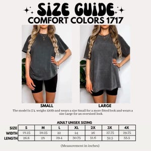 Puede incluir: Gu&iacute;a de tallas para camisetas Comfort Colors 1717. La gu&iacute;a incluye medidas en pulgadas para tallas unisex de adulto de la S a la 4XL. Se muestran dos modelos con las camisetas, uno con la talla S y otro con la L. El texto "SIZE GUIDE" est&aacute; en la parte superior.