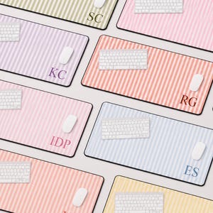 Personlig skrivbordsmatta, anpassad monogramskrivplatta, preppy randig musmatta, kokett kontorsdekor, estetisk arbetsplatspresent