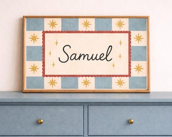 Puede incluir: Una impresión enmarcada con el nombre "Samuel" en una escritura caprichosa. El fondo tiene un patrón de cuadros azul claro y crema con detalles de estrellas doradas. El marco es de color madera clara.