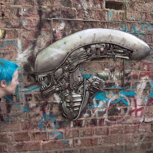 Alien Wall Sculpture – Handmade Metal Art Inspired by H.R. Giger – Recycled Steel Xenomorph – Sci-Fi Cyberpunk Decor