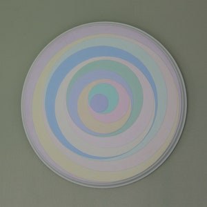 ONDULACIONES DIVERGENTES. Patrón circular.Colores pastel en pintura al óleo sobre tarjeta.Soporte de madera.27.5cms redondo.