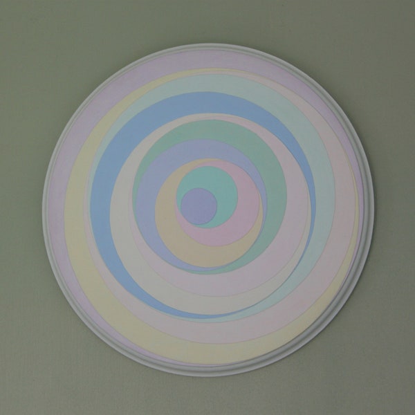 ONDULATIONS DIVERGENTES. Motif circulaire.Couleurs pastel dans la peinture à l’huile sur carte.Support en bois.27.5cms rond.