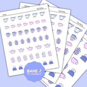 Puede incluir: Un conjunto de pegatinas imprimibles para fiestas de té con varios diseños de tazas de té, teteras y relacionados con el té en rosa y azul. Las pegatinas están etiquetadas como "Pequeño", "Mediano" y "Fiesta del té".