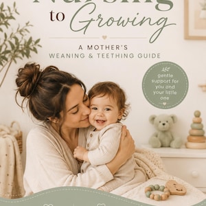Puede incluir: Una madre y un bebé se abrazan en una habitación con luz suave. La imagen presenta un libro titulado "De la lactancia al crecimiento: Guía para madres sobre el destete y la dentición". La portada del libro tiene un diseño verde y blanco con texto e iconos.