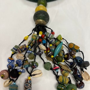 Handgemachte Tuareg-Lederkette mit Messinganhänger und Perlen
