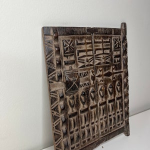 Puerta Dogon africana tallada a mano en madera de Mali, arte africano de 25 x 30 cm.