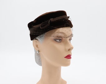 Corona Vintage 50s 60s Brown Velvet Pillbox Cloche Hat With Ribbon Band And Veil Corona Vintage 50s 60s Brown Velvet Pillbox Cloche Hat With  main image 4