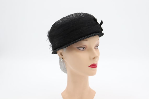 Vintage 1950s Black Straw Hat with Mesh Veil and … - image 4