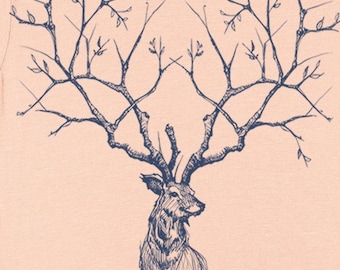 Könnte beinhalten: Ein pfirsichfarbenes T-Shirt mit einer blauen Illustration eines Hirsches mit Geweih, das wie Äste aussieht.