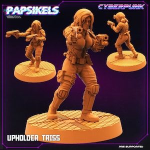Peut inclure: Une miniature imprimée en 3D d'un personnage féminin tenant deux armes à feu. Le personnage porte une tenue futuriste et se tient sur une base circulaire. La base est texturée pour ressembler à une rue de ville. La miniature est peinte dans une couleur brun clair. Le texte "Upholder Triss" est imprimé sous la base. Le texte "Cyberpunk" est imprimé dans le coin supérieur droit de l'image. Le texte "Papsikels" est imprimé dans le coin supérieur gauche de l'image.