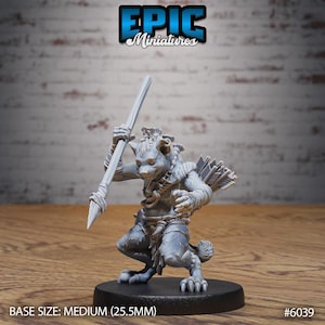 Może przedstawiać: Szara miniaturowa figurka stworzenia podobnego do wilka trzymającego włócznię i strzały. Figurka stoi na czarnej podstawie, nad nią napis "EPIC Miniatures". Rozmiar podstawy: średni (25,5 mm).