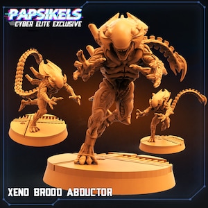 Peut inclure: Un ensemble de trois figurines en plastique beige détaillées représentant une créature extraterrestre avec une longue queue et des dents acérées. La créature est en position de course. Les figurines sont sur une base beige. Le texte "XENO BROOD ABDUCTOR" est imprimé sur la base. Le texte "PAPSIKELS CYBER ELITE EXCLUSIVE" est imprimé en police verte et bleue néon sur fond noir.
