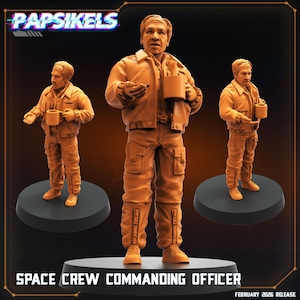 Op de afbeelding: Drie oranje-bruine Space Crew Commanding Officer beeldjes, elk met een mok. De beeldjes staan op zwarte cirkelvormige bases. De tekst "Papsikels" staat bovenaan en "SPACE CREW COMMANDING OFFICER" onderaan.