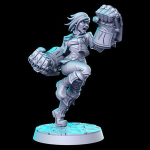 Könnte beinhalten: Eine graue 3D-gedruckte Miniatur einer weiblichen Figur mit kurzen Haaren, die eine Jacke und eine Hose trägt und in jeder Hand eine große mechanische Faust hält. Die Figur ist in einer dynamischen Action-Pose dargestellt, mit einem erhobenen Bein und dem anderen gebeugten Bein. Die Figur steht auf einem runden Sockel.