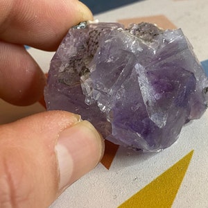 Fluorescent Fluorite cubic formation with clear & sharp cubes * 40 grams *1.5x1.5x.5 inch approx* UV fluorescence is with a 365 NM UV light