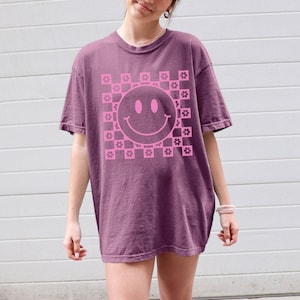 Comfort Colors Checkered Flower Pattern Smile Face Shirt| Retro Smiley Face Tee| Smile Face T-shirt | Happy face Tee | Oversized graphic tee