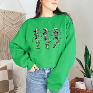 Cowboy Skeletttröja - Gildan 18000 - Halloween Cowboy Crewneck - Spooky Western Apparel - Unisex Skeletttröja bild 4