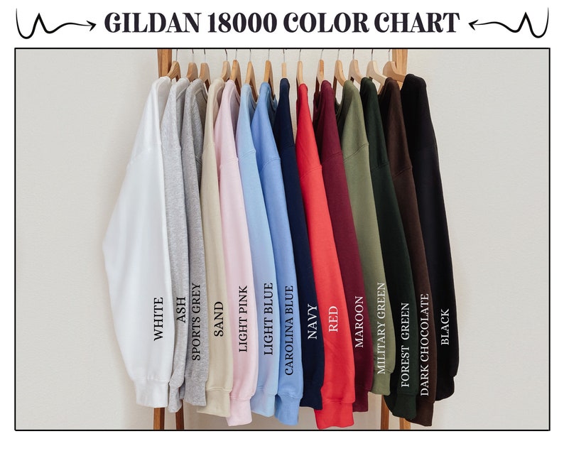 Puede incluir: Una carta de colores de sudaderas Gildan 18000, que muestra 14 colores diferentes, incluyendo blanco, ceniza, gris deportivo, arena, rosa claro, azul claro, azul Carolina, azul marino, rojo, granate, verde militar, verde bosque, chocolate oscuro y negro.