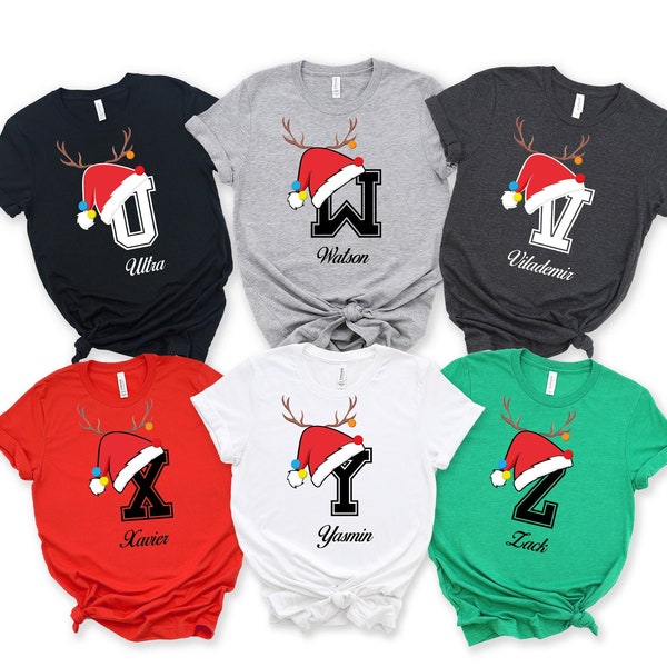 Camicia iniziale con nome personalizzato natalizio, pigiama abbinato natalizio, camicia natalizia in famiglia, t-shirt personalizzata per coppia di Natale, maglietta del gruppo natalizio