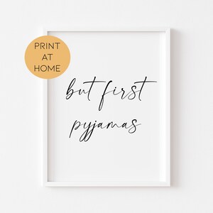 But First Pyjamas - Digitale Schlafzimmer Drucke - Schlafzimmer Wand Dekoration - Schlafzimmer Wand Kunst - Wohnkultur - Haus Deko - Lustige Prints für das Zuhause