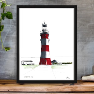 Puede incluir: Un dibujo a tinta negra y blanca de un faro rojo y blanco a rayas con un techo negro. El faro está en una colina cubierta de hierba con un pequeño edificio en el fondo. El dibujo está firmado "Plymouth Hoe" y fechado "8/1/23".