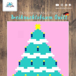 May include: A digital illustration of a Christmas tree quilt pattern. The tree is green with white snow and yellow stars. The background is pink. The text reads "PATCHWORKANLEITUNG: Weihnachtsbaum Quilt" and "2 Varianten, 2 Größen Level: Technik: Standard Piecing".