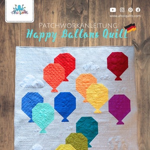 Könnte beinhalten: Ein farbenfrohes Quiltmuster mit einem Patchwork-Design aus Heißluftballons in verschiedenen Farben, darunter Rot, Orange, Gelb, Grün, Blau und Lila. Der Quilt ist mit einem weißen Hintergrund und weißen Wolken gefertigt. Der Text "Happy Ballons Quilt" ist in schwarzen Buchstaben oben auf dem Quilt geschrieben. Der Text "Leicht zu varieren Fat Quarter geeignet Level: 000" ist in schwarzen Buchstaben unten auf dem Quilt geschrieben.