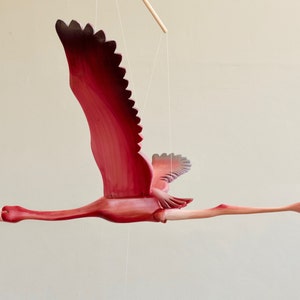 Wooden Flying Mobile Bird Objet d&#39;art Wooden Pink Flamingo Sculpture Exotic bird Mobile Flamingo Lover Gift Family Gift Flamingo Decor